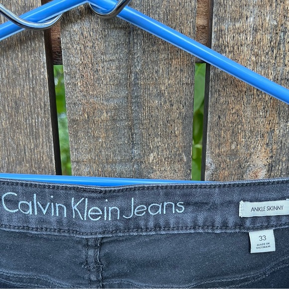 Calvin Klein Wm’s Frayed Rebel Black & Blue Ankle Skinny Fit Jeans Sz 33 - Picture 5 of 16